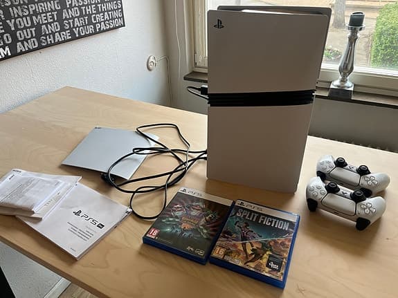 Ps5 PRO 2tb + disc drive ( cd läsare för fysiska spel+ 2 handkontroller )