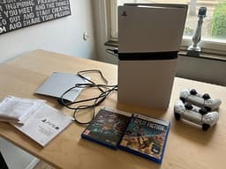 Ps5 PRO 2tb + disc drive ( cd läsare för fysiska spel+ 2 handkontroller )