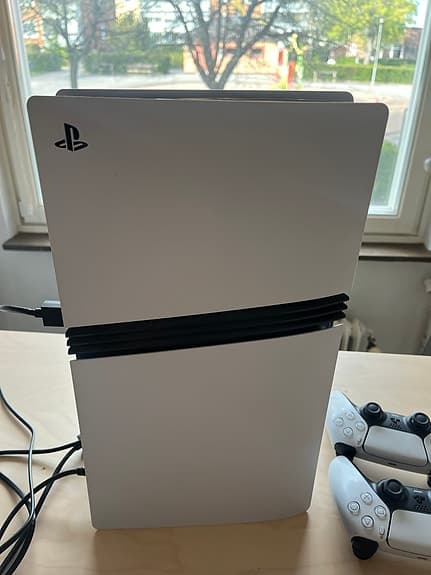 Ps5 PRO 2tb + disc drive ( cd läsare för fysiska spel+ 2 handkontroller )
