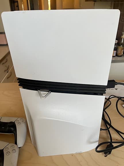 Ps5 PRO 2tb + disc drive ( cd läsare för fysiska spel+ 2 handkontroller )