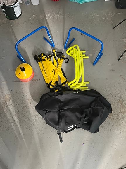 Unisport träningsutrustning med koner, häckar och stegar