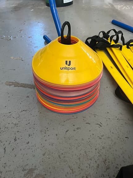 Unisport träningsutrustning med koner, häckar och stegar
