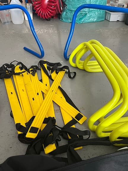 Unisport träningsutrustning med koner, häckar och stegar