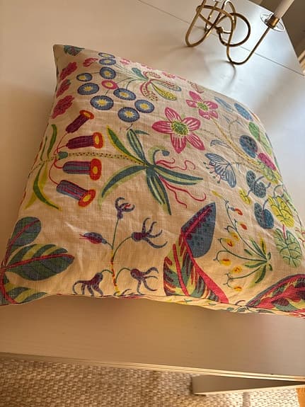 Svenskt Tenn kuddfodral med färgglatt blommönster