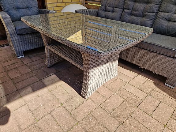 trädgårdsbord i konstrotting med glasskiva