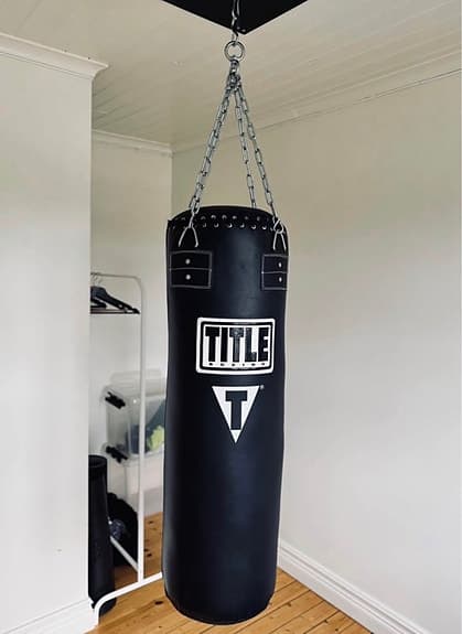 Title sandsäck med bra takfäste +  boxningshandskar