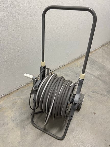 Bradas slangvagn med trädgårdsslang grå