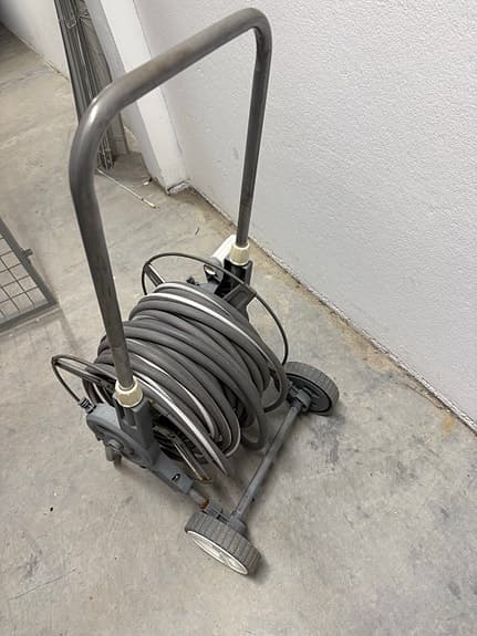 Bradas slangvagn med trädgårdsslang grå