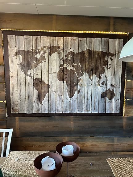 IKEA tavla världskarta på träliknande canvas