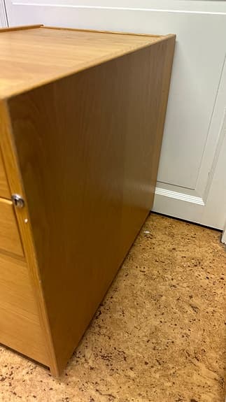 Arkivskåp med tre lådor på hjul