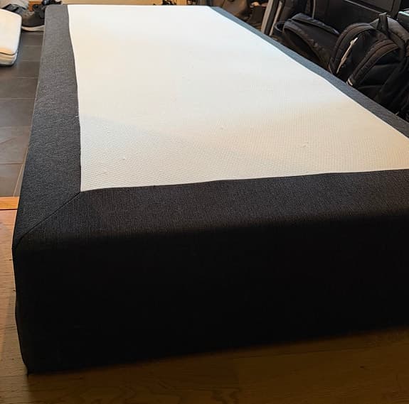 Säng 90 varsamt använd