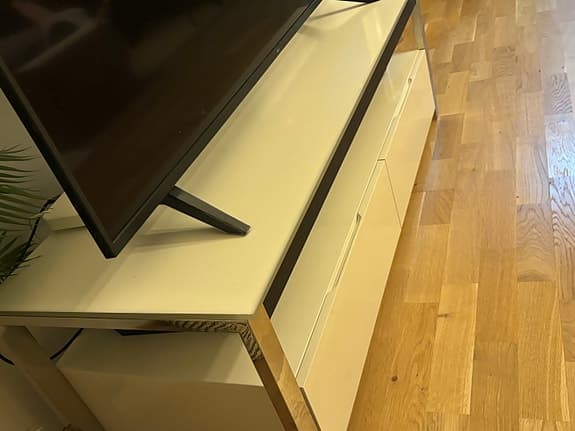 Mio tv-bänk vit med metallram