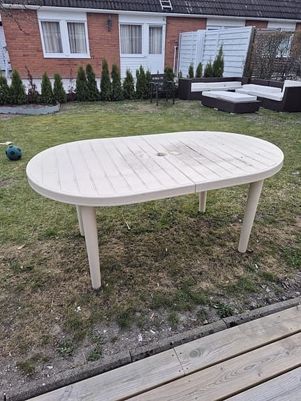 Beige ovalt trädgårdsbord i plast