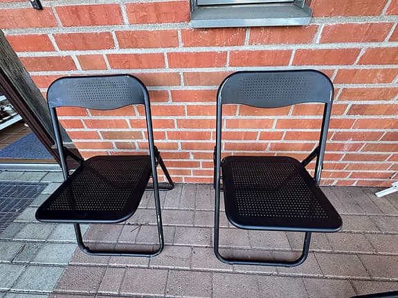 Svarta hopfällbara stolar och bord