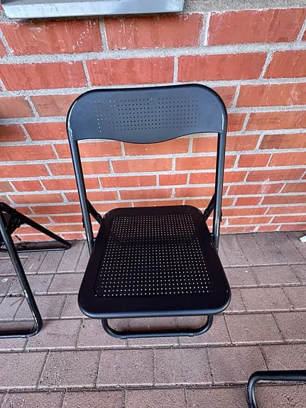 Svarta hopfällbara stolar och bord