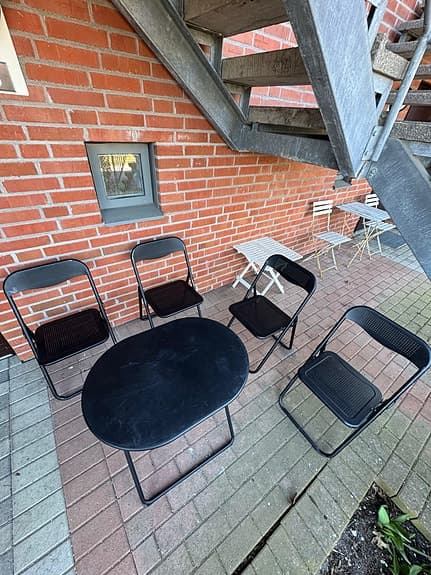Svarta hopfällbara stolar och bord