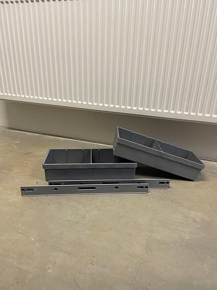 Förvaringsskåp / Medicinskåp med tillhörande förvaringsbackar