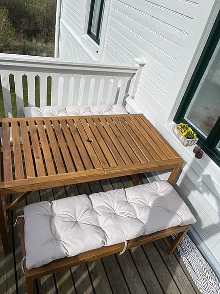 Trädgårdsbord med två sittbänkar i trä