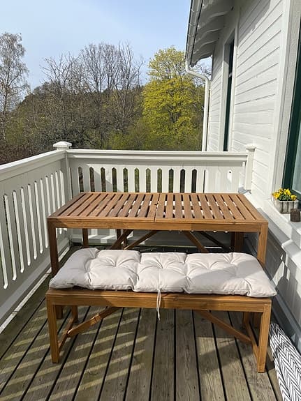 Trädgårdsbord med två sittbänkar i trä