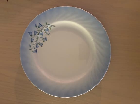 Fyrklövern tallrik med blå blommor