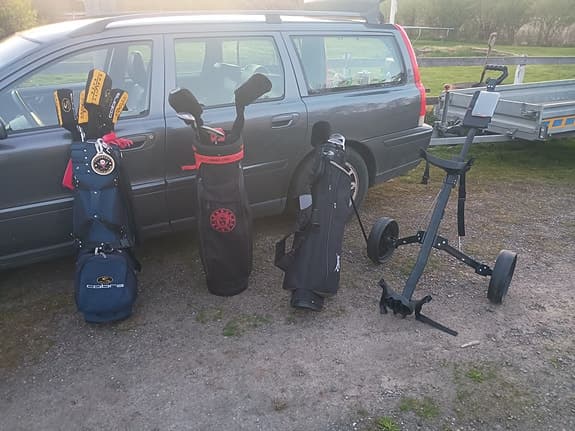 Golfbagar med golfklubbor, bollar mm