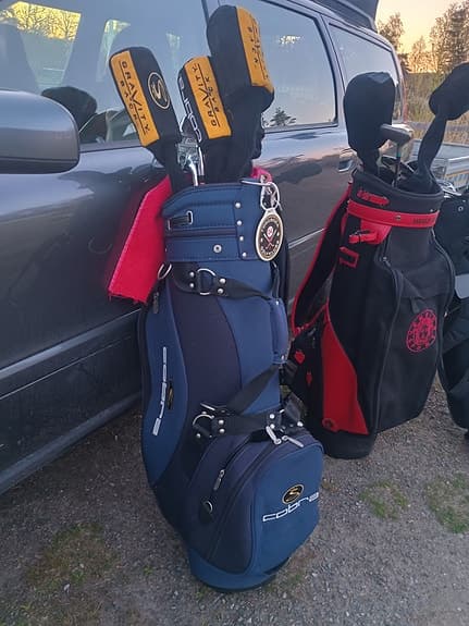 Golfbagar med golfklubbor, bollar mm