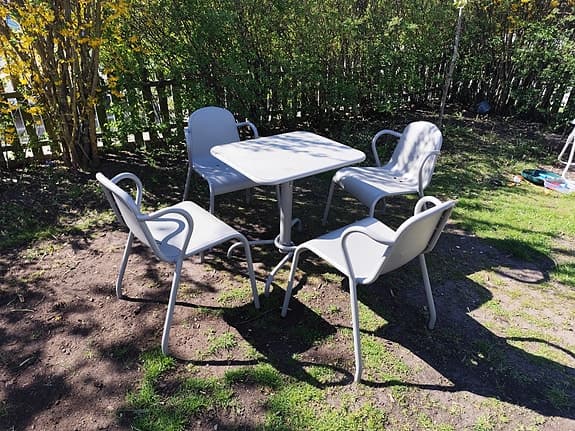 Utegrupp med bord och 4 stolar grå