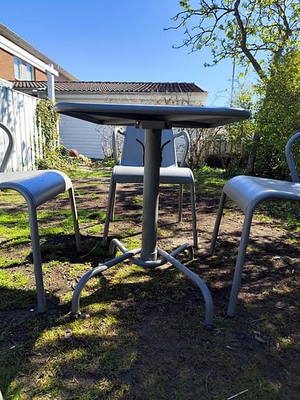 Utegrupp med bord och 4 stolar grå