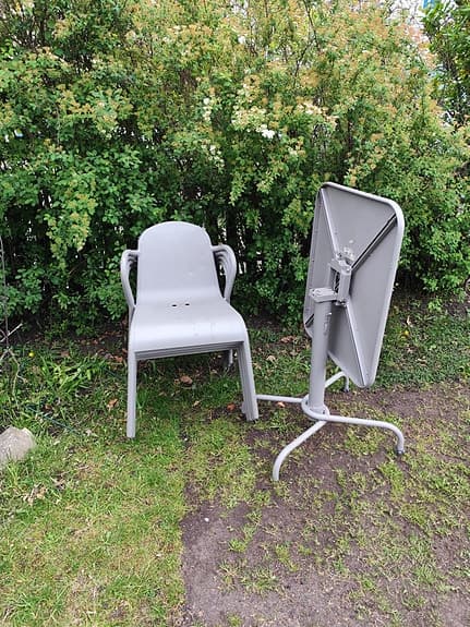 Utegrupp med bord och 4 stolar grå