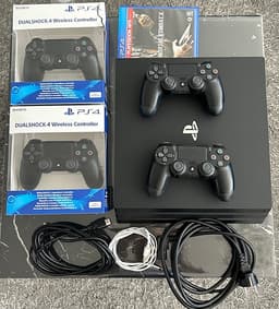 Ps4 Pro med 4handkontroller