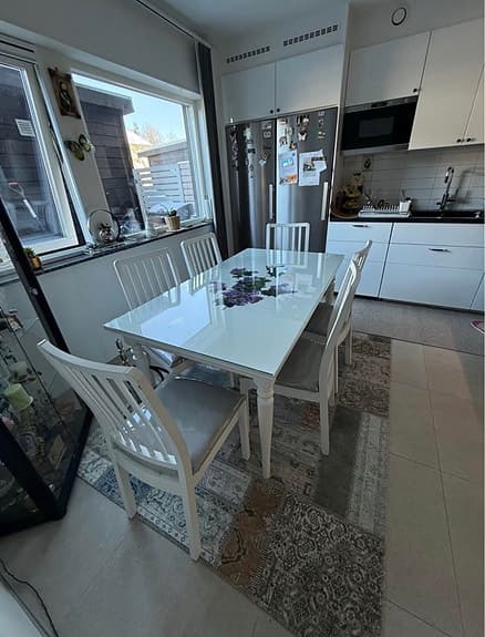 Matbord med glasskiva och 6 stolar