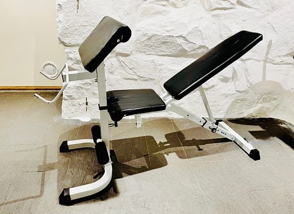 Träningsbänk med justerbart ryggstöd och bicepscurl