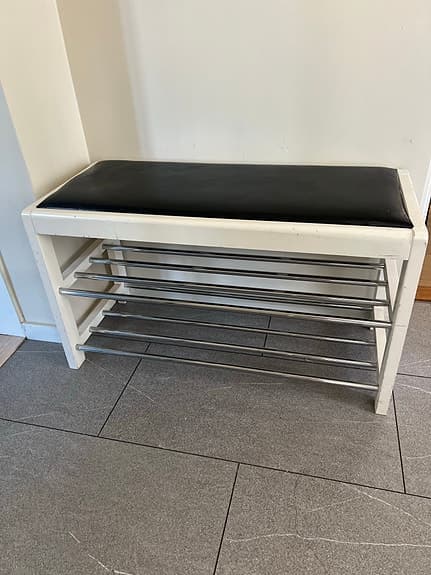 Bänk med skoförvarning