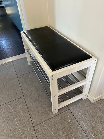 Bänk med skoförvarning