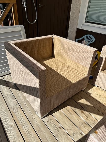 Beige rotting loungesoffa med fåtölj och bord för uteplats