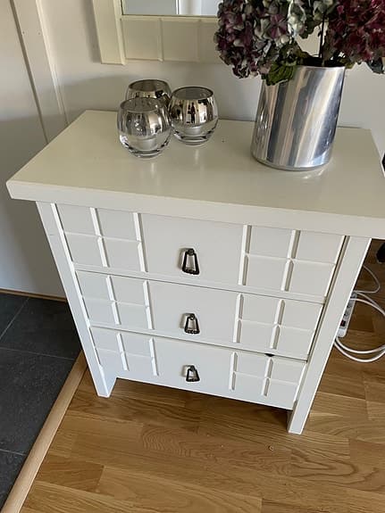Byrå med matchande spegel - vit, fint skick