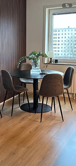Matgrupp med runt bord och fyra stolar