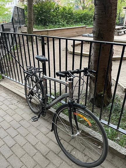 Reliable hybrid bike, smooth ride, rack + fenders, ready to ride