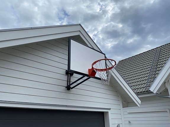 Basketkorg med väggfäste