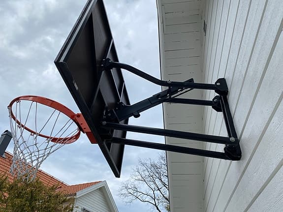 Basketkorg med väggfäste