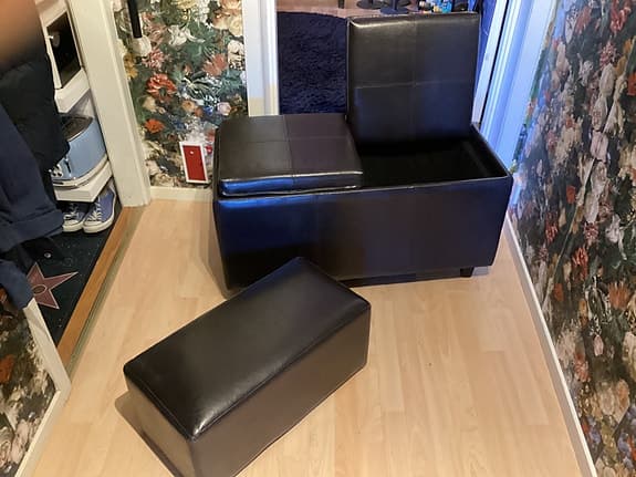 Förvaringsbänk med sittdel i mörkbrunt konstläder + fotpall.