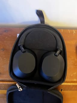 Sony WH-1000XM5 trådlösa hörlurar svarta.