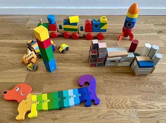 Stort set träleksaker – BRIO-tåg, Micki klossar, raket, pussel (fint skick)