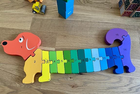 Stort set träleksaker – BRIO-tåg, Micki klossar, raket, pussel (fint skick)