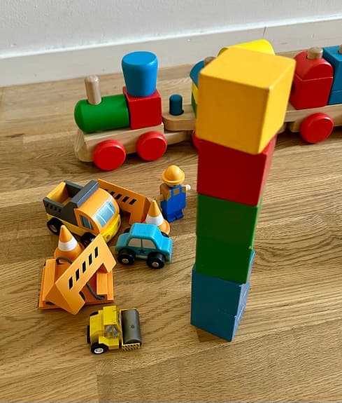Stort set träleksaker – BRIO-tåg, Micki klossar, raket, pussel (fint skick)