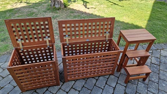 Tvättkorg , förvaringslåda,  bord, stegpall i massivt trä .