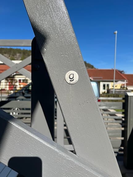Grå gungsoffa med bord för uteplats