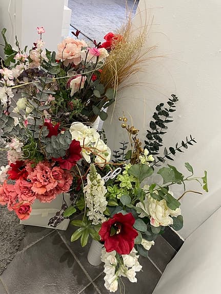 Konstgjorda blomarrangemang – stora dekorationsblommor
