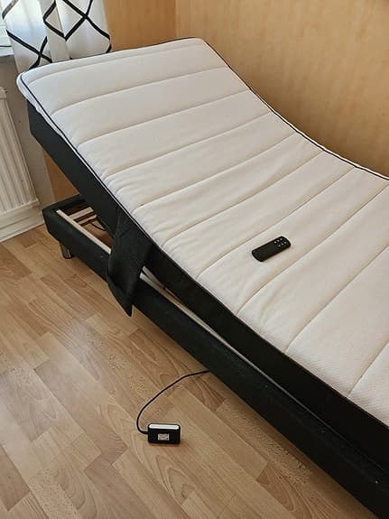 Jysk höj och sänkbar säng med madrass 90x200 svart