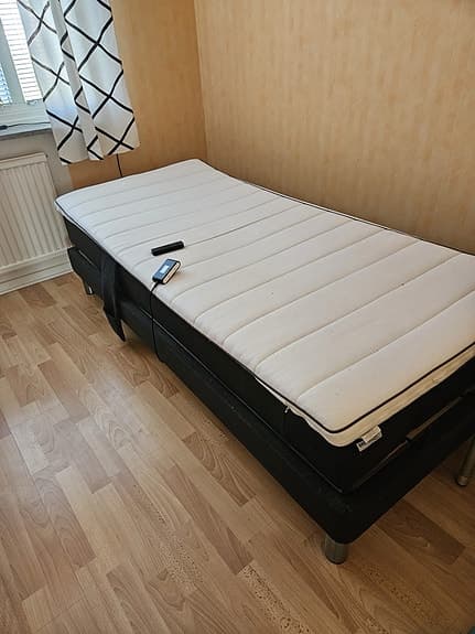 Jysk höj och sänkbar säng med madrass 90x200 svart